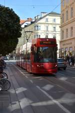 Diese Straßenbahn von Bombardier  302  fährt am 12.10.2015 durch Innsbruck auf der Linie 1.