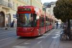 Diese Straßenbahn von Bombardier  302  fährt am 12.10.2015 durch Innsbruck auf der Linie 1.