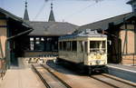 Im Sommer 1991 wartet der Triebwagen XII der Pöstlingsbergbahn in der Talstation in Linz Urfahr auf Fahrgäste. Nach der Umspurung der ursprünglich meterspurigen Bahn auf die Spurweite der Linzer Straßenbahn (900 mm) und den Anschluss an das Straßenbahnnetz wurde der Bahnhof 2009 stillgelegt. Heute befindet sich hier ein Museum zur Geschichte der Pöstlingsbergbahn. Ähnlich wie bei Oberleitungsbussen hatten die Stangenstromabnehmer Schleifschuhe und nicht - wie sonst bei Straßenbahnen üblich - Kontaktrollen.