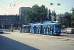 Im Sommer 1991 steht der Tw 79 abfahrbereit nach Urfahr auf dem Vorplatz des Linzer Hauptbahnhofes, der sich heute völlig umgestaltet und ohne Straßenbahn präsentiert