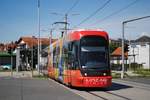 Tw.007 verläßt die Haltestelle Mitterfeldweg und erreicht in wenigen hundert Metern das Zentrum von Traun. (12.06.2020)