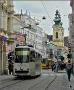 . Die Ursulinenkirch in Linz bietet am 14.09.2010 eine schne Kulisse fr den Zehnachser N 53. (Jeanny)