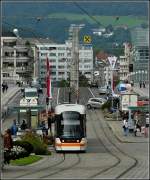 Berg- und Talfahrt der Straenbahn am Hauptplatz in Linz.