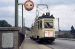 Linz ESG: Ein Zweiachser-Dreiwagenzug auf der SL E fährt am 16. Juni 1971 über die Traunbrücke in Richtung Urfahr, Sonnensteinstraße. - Wegen Neubau der Traunbrücke wurde die SL E im Dezember 1973 zwischen Ebelsberg, Fadingerplatz und Kleinmünchen, Spinnereistraße eingestellt.- Scan von einem Farbnegativ. Film: Kodacolor X. Kamera: Kodak Retina Automatic II.