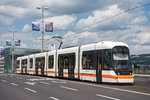 Linz Cityrunner 016 als Linie 1 nach Auweisen auf der Nibelungenbrücke, 17.08.2016.