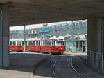 Tunnelblick zu einem E1-c4-Zug, bestehend aus E1 4784 und c4 1323, welcher gerade die Station Donauspital im Wiener Gemeindebezirk Donaustadt in Richtung Aspern verlassen hat.