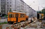 Bei der Wiener Straßenbahn gab es am 15.08.1984 viel zu arbeiten: ATW 6382 mit Wagen 7010 und 7015 beim Gleisbau.