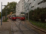 Treffen der Generationen in Wien Floridsdorf am 27.09.2021: Links wartet ein E2-c5-Zug aus 4071 und 1471auf Linie 25 auf seine Abfahrt nach Aspern, während rechts E1 4784 mit c4 1328 für die