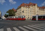 Ein E2-c5-Zug der Wiener Linien, bestehend aus Triebwagen 4086 und Beiwagen 1486 ist am 10.09.2016 auf Linie 67 zum Otto-Probst-Platz unterwegs.