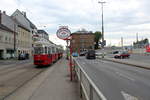 Wien Wiener Linien SL 6 (c3 1261 + E1 4512) XII, Meidling, Eichenstraße am 12. Mai 2017. - Der wegen Verspätungen nach Meidling umgeleitete Zug befindet sich an der Haltestelle Dörfelstraße kurz vor dem Einbiegen in die Steinackergasse. Der Zug musste einige Minuten in der Murlingengasse warten, ehe er wieder zur Stammstrecke der SL 6 (am Margaretengürtel) zurückkehren konnte.