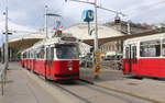 Wien Wiener Linien SL 18: E2 4324 mit dem Bw c5 1473 erreicht am Vormittag des 12.