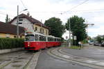 Wien Wiener Linien SL 30: Der Tw E2 4065 mit dem Bw c5 1465 erreicht am Nachmittag des 29. Juni 2017 den Bahnhofplatz in Stammersdorf (Endstation der Linie).