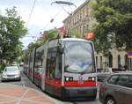 Wien Wiener Linien SL 31 (B1 728) XX, Brigittenau, Jägerstraße / Wallensteinplatz am 29. Juni 2017. - Am 4. Mai 1996 wurde die Linienführung der SL 31 im 20. Bezirk, Brigittenau, geändert, indem der 31er vom Gaußplatz, statt durch die Jägerstraße bis zur Stromstraße geführt zu werden, ab diesem Datum durch die Klosterneuburger Straße und die Wexstraße geführt wurde. Dies geschah als Folge der Eröffnung der U6 nach Floridsdorf. Die SL 32, die bisher die Strecke vom Gaußplatz durch die Klosterneuburger Straße und die Wextraße bedient hatte, wurde gleichzeitig eingestellt. Die Schienenstrecke in der Jägerstraße zwischen dem Gaußplatz und dem Wallensteinplatz haben die Wiener Linien als Betriebsstrecke beibehalten, u.a. um Umleitungen zu ermöglichen. - Seit dem 6. Juni d.J. benutzt die SL 31 wegen Gleisbauarbeiten in der Klosterneuburger Straße wieder ihre alte Strecke durch die Jägerstraße vom Gaußplatz bis zur Ecke Jägerstraße / Stromstraße. Ab dem 4. September wird der 31er die Stammstrecke wieder benutzen.