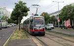 Wien Wiener Linien SL 31: Der ULF B 662 erreicht die Hst.