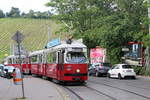 Wien Wiener Linien SL 43 (E1 4861 + c4 1357) XVII, Hernals, Dornbach, Vollbadgasse am 28. Juni 2017. - Meines Wissens ist Wien die einzige Hauptstadt, in der Wein für Konsum gebaut wird. Am Stadtrand gibt es viele Weinberge und in den vielen Heurigenlokalen überall in Wien kann man den hiesigen Wein trinken. Auch an der Alszeile gibt es einen kleinen Weinberg und zwar den Weinberg des Weinbau Stift St. Peter, den man im Hintergrund sehen kann.