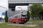 Wien, Abschied der Linie 58. Neben zwei Oldtimer war am Freitag Nachmittag (01.09.2017) auch eine E1+c3 Garnitur auf der Linie 58 unterwegs.
E1 4523 + c3 1213 auf der Linien 58 bei der Haltestelle Westbahnhof. 