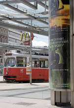 Wien Wiener Linien SL D (E2 4315) IX, Alsergrund, Julius-Tandler-Platz / Franz-Josefs-Bahnhof (Hst. Franz-Josefs-Bahnhof) am 4. August 2010. - Scan von einem Farbnegativ. Film: Kodak FB 200-7. Kamera: Leica C2.