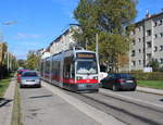 Wien Wiener Linien SL 10: Der ULF A1 104 erreicht am Nachmittag des 14. Oktober 2017 die Endstation Unter St. Veit, Hummelgasse (im 13. Bezirk, Hietzing). - Seit Anfang September dieses Jahres fährt die Linie 10, die früher am U-Bahnhof Hietzing endete, bis Hummelgasse. Die Linie 10 hat auf dieser Strecke die Anfang September 2017 eingestellte SL 58 ersetzt.