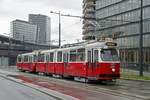 Triebwagen 4011 , Linie D, Canettistraße am 22.11.2017.