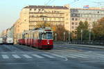 Wien Wiener Linien SL 31 (E2 4067 + c5 1467 (?)) IX, Alsergrund, Augartenbrücke am 18. Oktober 2017.