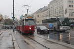 Wien Wiener Linien SL D (E2 4032 (SGP 1979)) I, Innere Stadt, Opernring / Kärntner Straße am 21. Oktober 2017.