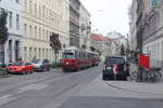 Wien Wiener Linien SL 49 (E1 4558 + c4 1367 (Bombardier-Rotax 1976 bzw. 1977)) VII, Neubau, Westbahnstraße / Urban-Loritz-Platz am 19. Oktober 2017.