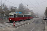 Wien Wiener Linien: Ein Zug der SL 49 (E1 4549 + c4 1364) hat einige Minuten vorher die Endstation in Hütteldorf verlassen, um in Richtung Straßenbahnbetriebsbahnhof Rudolfsheim zu fahren. Die Garnitur hält am 20. Oktober 2017 an der Haltestelle Deutschordenstraße in der Linzer Straße im 14. Stadtbezirk Penzing.