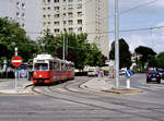 Wien Wiener Linien SL 2 (E1 4547 + c3 1209) II, Leopoldstadt, Taborstraße (Hst. Am Tabor) am 4. August 2010. - Scan eines Farbnegativs. Kodak FB 200-7. Kamera: Leica C2.