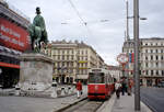 Wien Wiener Linien SL 71 (c5 1506 + E2 4306) I, Innere Stadt, Schwarzenbergplatz am 6. August 2010. - Scan eines Farbnegativs. Film: Kodak FB 200-7. Kamera: Leica C2.