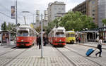 Wien Wiener Linien SL 2 (E1 4546) / SL 1 (E1 4847) / SL VRT (E1 4866) I, Innere Stadt, Schwedenplatz am 6. August 2010. - Scan eines Farbnegativs. Film: Kodak FB 200-1. Kamera: Leica C2.