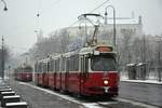 Wien, E2 4066 + c5 1466 auf der Linie 2 gefolgt von E2 4085 + c5 1485 auf der Linie 71 am Dr.-Karl-Renner-Ring, 20.02.2018