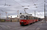 Wien Wiener Linien SL O (E1 4520 + c3 1250) Wiedner Gürtel / Arsenalstraße am 6. August 2010. - Das Gebäude des Südbahnhofs war abgerissen worden, damit man u.a. den entworfenen neuen Hauptbahnhof errichten konnte. - Scan eines Farbnegativs. Film: Fuji S-200. Kamera: Leica C2. 