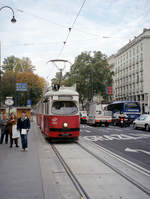 Wien Wiener Linien SL 1 (E1 4862 + c4 1358) I, Innere Stadt, Opernring / Oper am 19. Oktober 2010. - Scan eines Farbnegativs. Film: Fuji S-200. Kamera: Leica C2.