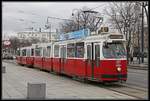 Triebwagen 4064, Linie 2, Dr. Karl Renner Ring am 14.03.2018.