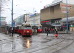 Wien Wiener Linien SL 25 (E1 4855 + c4 1339) XXI, Floridsdorf, Franz-Jonas-Platz / Schloßhofer Straße / ÖBB-Bahnhof Floridsdorf am 16. März 2018. - Der Zug fährt in Richtung Aspern über Kagran. - Im Hintergrund hält der E2 4076 als SL 31 in der Haltestelle Floridsdorf.