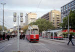 Wien Wiener Linien: Ein umgeleiteter Zug der SL D (E2 4003 + c5) befindet sich am 19.