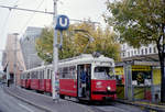 Wien Wiener Linien SL 18 (E1 4740 + c3 1124) Neubaugürtel / Hütteldorfer Straße (Endstation Burggasse / Stadthalle (Einstieg)) am 20. Oktober 2010. - Der moderne Bau im Hintergrund enthält die Hauptbibliothek der Stadt Wien. - Scan eines Farbnegativs. Film: Fuji S-200. Leica C2.