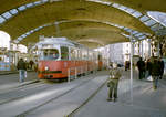 Wien Wiener Linien SL 49 (E1 4731 + c3 1215) Neubaugürtel (Hst. Urban-Loritz-Platz) am 22. Oktober 2010. - Mein damals 12jähriger Sohn Stefan hatte sich aufgestellt, um den nächsten aus Hütteldorf ankommenden Zug der Linie 49 fotografieren zu können. - Scan eines Farbnegativs. Film: Kodak Advantix 200-2. Kamera: Leica C2.