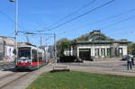 Wien Wiener Linien SL 1 (B1 745) Lothringerstraße / Karlsplatz am 21. April 2018. - Wegen Gleisbauarbeiten am Ring fuhr die Linie 1 über Stubenring - Parkring - Schubertring - Schwarzenbergplatz - Lothringerstraße, um Karlsplatz zu erreichen. - Die beiden ehemalingen Stadtbahnpavillons am Karlsplatz wurden vom berühmten Wiener Architekten Otto Wagner (1841 - 1918) erbaut. Der vordere Pavillon dient heute als Zugang zur U-Bahn und als Ausstellungsraum für kleinere Wechselaustellungen des Wien Museums, das übrigens bis 7. Oktober 2018 eine Ausstellung zeigt, die Otto Wagners Gesamtwerk und Bedeutung für das Wiener Stadtbild verdeutlicht.