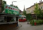 Auf dem Weg vom Volkstheater am Ring zur Bujattigasse in Hütteldorf hat E1 4558 sein Ziel erreicht. Dort befindet sich ein Würstelstand, der von einem Boulevardblatt zum beliebtesten Wiens gekürt wurde.