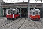 Man kann verschiedene Garnituren historische Strassenbahnen mieten für Stadtrundfahrten in Wien.