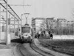 Wien Wiener Linien SL O (A 22) II, Leopoldstadt, Praterstern im Februar 2017. - Scan eines S/W-Negativs. Film: Ilford HP5 Plus. Kamera: Konica FS-1.