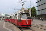 Wien Wiener Linien SL 18 (E2 4322 + c5 1499 (Bombardier-Rotax 1990 bzw. 1988) IV, Wieden, Wiedner Gürtel / Prinz-Eugen-Straße am 1. August 2018. - Der Zug erreicht gerade die Hst. Quartier Belvedere.