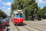 Wien Wiener Linien: Seit dem 2. Juli fahren die Züge der U4 wegen Sanierungsarbeiten im U-Bhf. Heiligenstadt nur bis Spittelau. Um die Fahrgäste der U4 auf die beste Weise ab Spittelau bis Heiligenstadt befördern zu können, haben die Wiener Linien die Ersatzstraßenbahnlinie E4 als Entlastung der SL D, die diese Strecke normalerweise bedient, eingerichtet. Erwarteter Abschluss der Sanierungsarbeiten: 26. August 2018. - Zum Foto: Der E2 4026 (SGP 1979) auf der SL E4 erreicht am 27. Juli 2018 die Hst. Heiligenstadt, 12. Februar-Platz in der Heiligenstädter Straße.