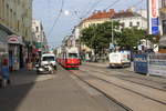 Wien Wiener Linien SL 49 (E1 4554 + c4 1356) XIV, Penzing, Hütteldorfer Straße / Hustergasse / Breitenseer Straße am 27. Juli 2018. - Hersteller und Baujahr der beiden Wagen: Bombardier-Rotax, vormals Lohnerwerke, 1976.