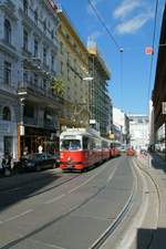 Am 4.10.2018 war ein E1-c4-Zug, bestehend aus E1 4558 und c4 1351, auf der Wiener Linie 49 unterwegs vom Ring nach Hütteldorf. Hier durchfährt der Zug die Breite Straße im Szeneviertel Spittelberg im 7. Wiener Bezirk (Neubau).