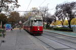 Wien Wiener Linien SL 31 (E2 4076 (SGP 1987)) I, Innere Stadt, Franz-Josefs-Kai / Salztorbrücke (Hst. Salztorbrücke) am 18. Oktober 2018. - Wegen Gleisbauarbeiten in der Kehrschleife an der Endstation Schottenring (Franz-Josefs-Kai / Schotenring) fahren die Züge z. Z. bis Schwedenplatz.