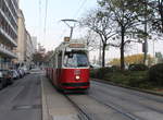 Wien Wiener Linien SL 31 (E2 4067 (SGP 1987) + c5 1471 (Bombardier-Rotax 1986)) I, Innere Stadt, Franz-Josefs-Kai (zwischen Salztorgasse und Marc-Aurel-Straße) am 18. Oktober 2018. - Wegen Gleisbauarbeiten in der Kehrschleife an der Endstation Schottenring (Franz-Josefs-Kai / Schottenring) fahren die Züge der SL 31 z. Z. bis Schwedenplatz.