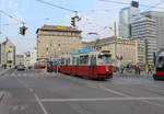 Wien Wiener Linien SL 31 (E2 4064 (SGP 1986) + c5 1462 (Bombardier-Rotax 1985)) I, Innere Stadt, Franz-Josefs-Kai / Marienbrücke am 18. Oktober 2018. - Zur Zeit enden die Züge der SL 31 am Schwedenplatz, weil die Gleise der Kehrschleife in der Endstation Schottenring momentan erneuert werden. Um am Schwedenplatz wenden zu können, verwendet die SL 31 die Schwedenbrücke, die Taborstraße, die Gredlerstraße, die Liliengasse und die Marienbrücke als Kehrschleife. 