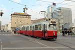 Wien Wiener Linien SL 1 (E2 4080 (SGP 1988) + c5 1480 (Bombardier-Rotax 1987)) I, Innere Stadt, Franz-Josefs-Kai / Marienbrücke am 18. Oktober 2018. - Züge der SL 1, die auf der Fahrt vom Stefan-Fadinger-Platz in Richtung Prater Hauptallee eine Verspätung haben, können u.a. am Schwedenplatz über die Schwedenbrücke, die Taborstraße, die Gredlergasse, die Liliengasse und die Marienbrücke wenden. 